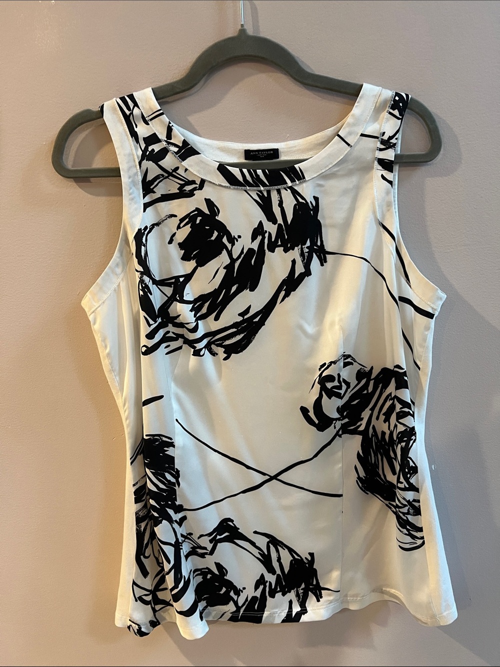 Gorgeous Ann Taylor White Tank Top with Black Floral Sketch